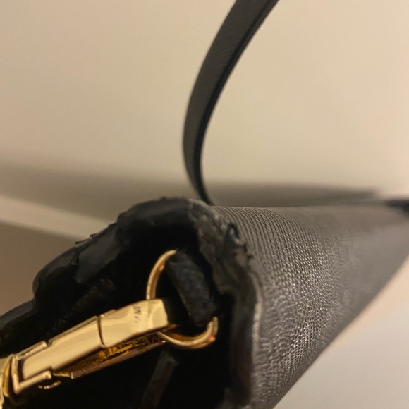 Black h&m purse with ruffle design - Picture 3 of 10